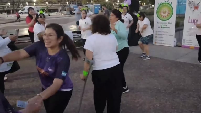 La Mona hace bailar a pacientes reumáticos 