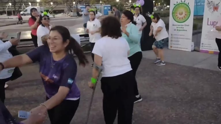 La Mona hace bailar a pacientes reumáticos