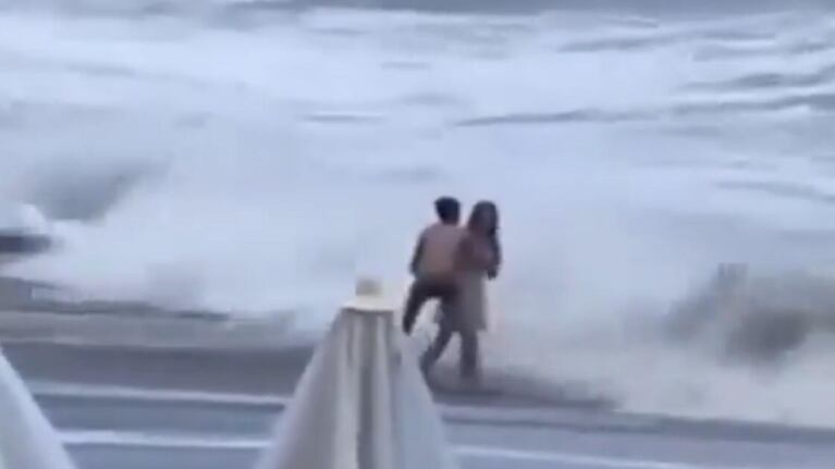 Estaba con su novio en la orilla del mar, una ola la devoró y desapareció: el terrorífico video