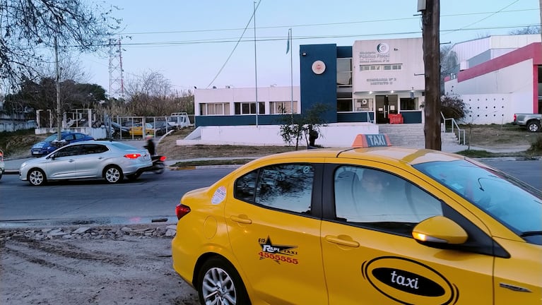 Un ladrón se hizo pasar por un pasajero, lo apuntó con un arma y le robó el taxi