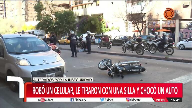 Robó un celular en el centro y los vecinos lo frenaron con un sillazo: "Es tierra de nadie"