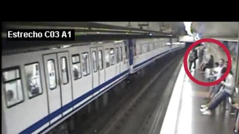 Cayó a las vías por mirar su celular