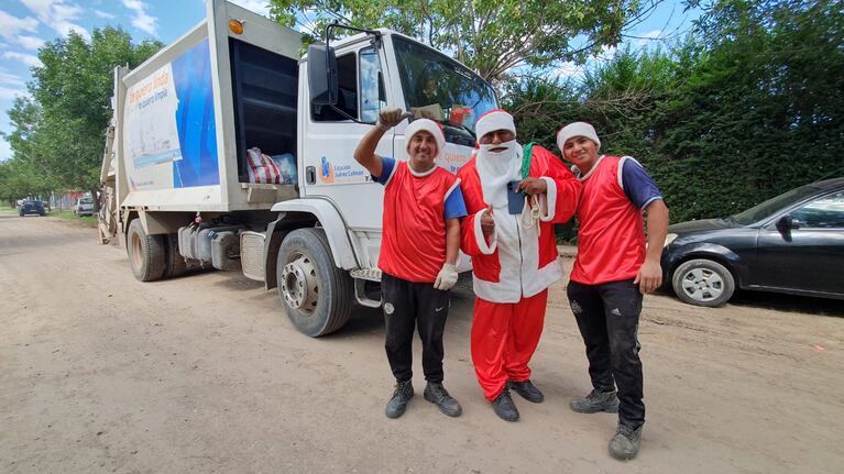 ¡Emoción total! Un recolector se disfrazó de Papá Noel y entregó caramelos a los niños
