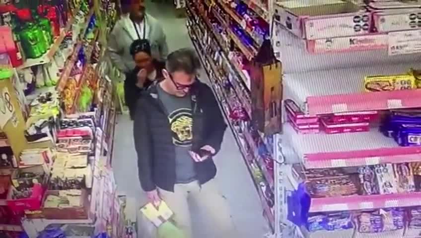 Lotocki comprando en un supermercado antes ser detenido