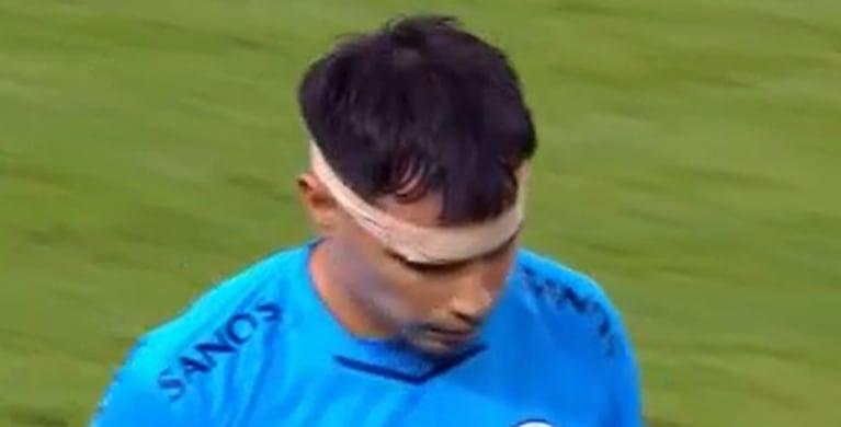 Zelarayán pateó un penal afuera: la pelota dio en el palo y salió