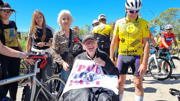 Compitió en el Tour de France por su papá que sufrió un ACV y emocionó a todos