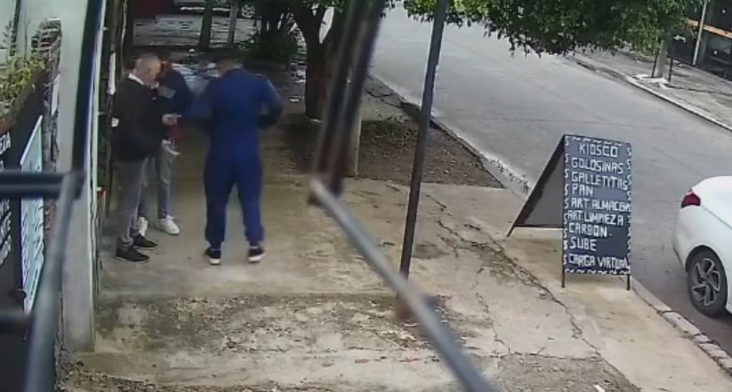 Dramático robo a una nena y su papá