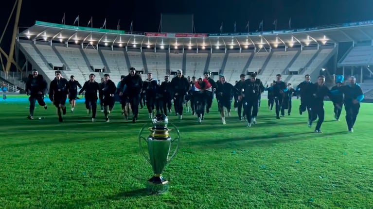 De palomita en la cancha: el festejo de Belgrano con la copa en el Kempes