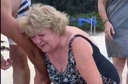 La abuela tomó de más en la playa y se volvió viral