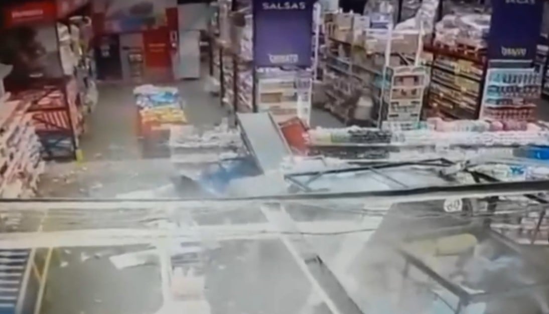 Video: así se incrustó la camioneta en el supermercado tras quedarse sin frenos