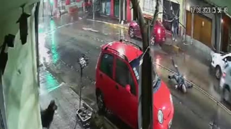 Embistió a un ciclista y se escapó
