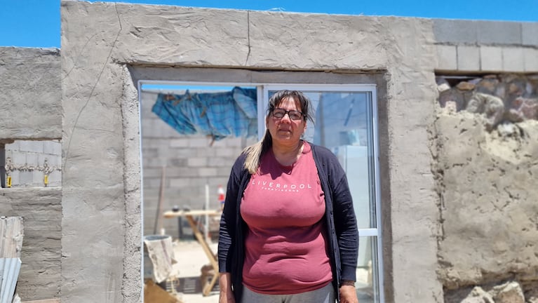 “Me dejó sin nada”: la angustia de una mujer a la que el temporal le destrozó su casa en Arroyo Algodón