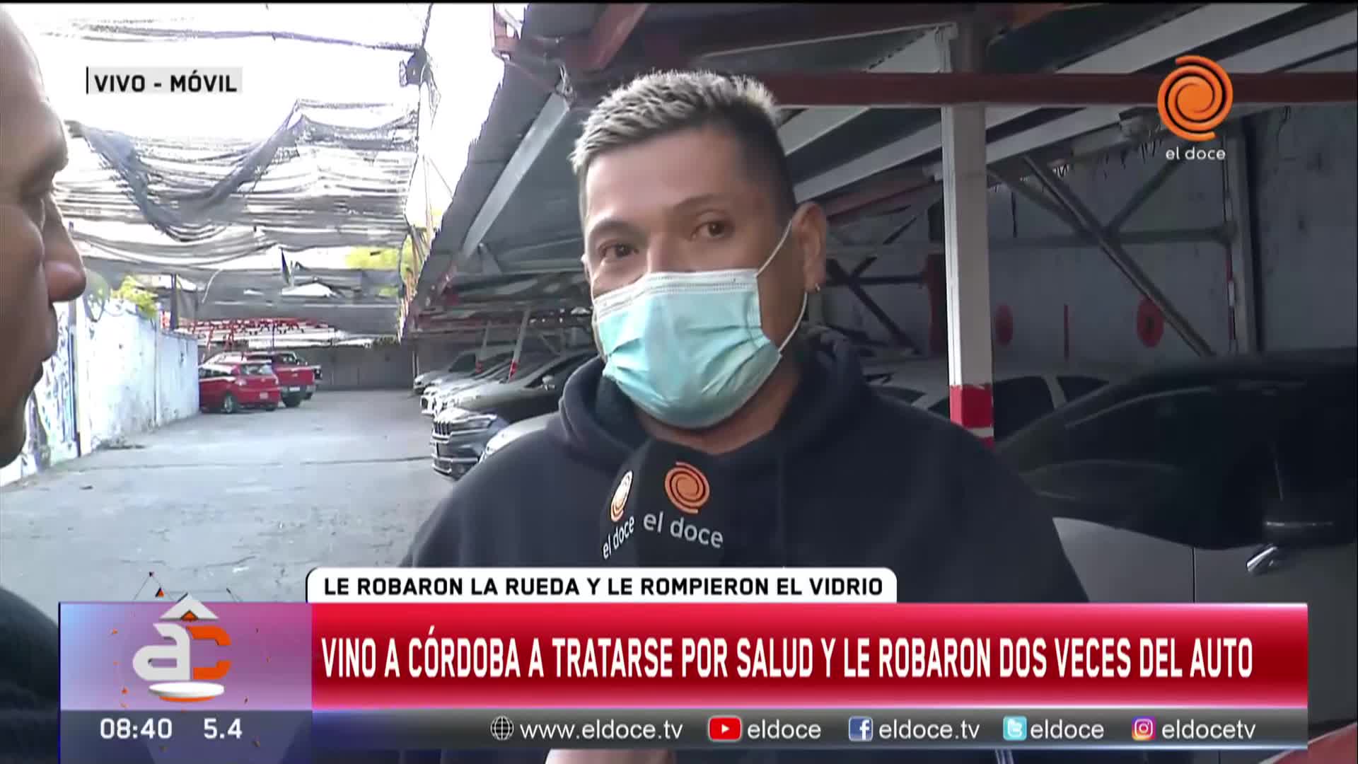 Compró un auto 0 km, le robaron las ruedas y rompieron la luneta