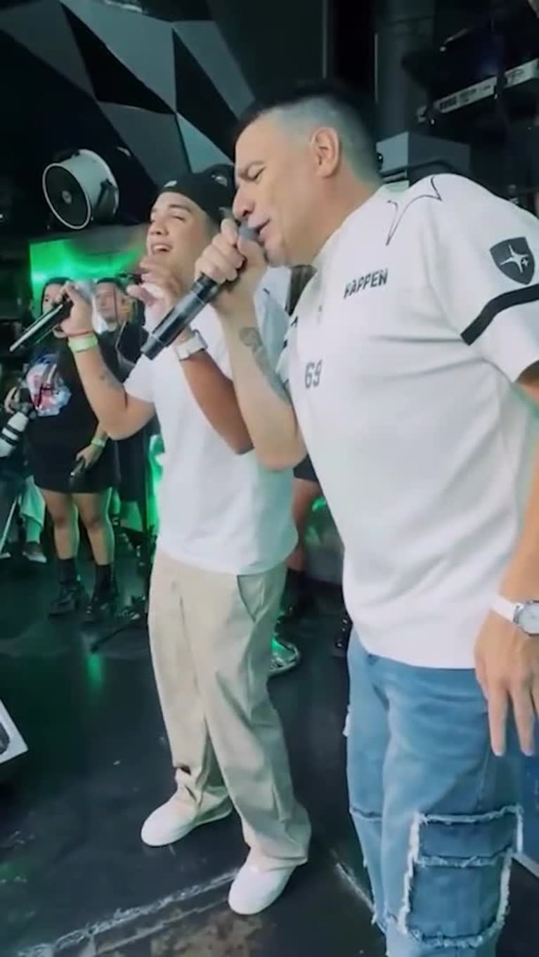 Simón Aguirre cantando junto a Kesito Pavón