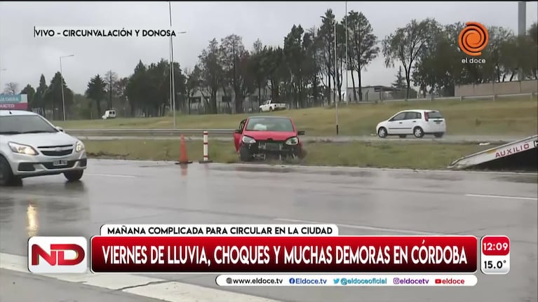 Perdió el control, cruzó de carril y chocó dos autos bajo la lluvia en Córdoba