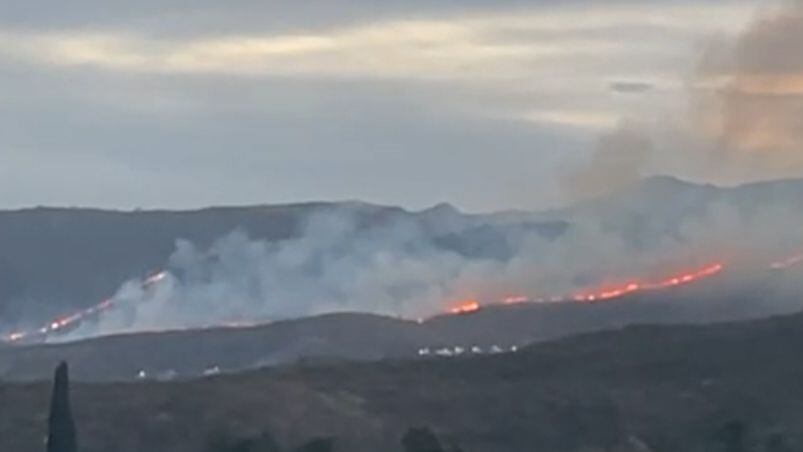 Bomberos luchan con las llamas en La Calera