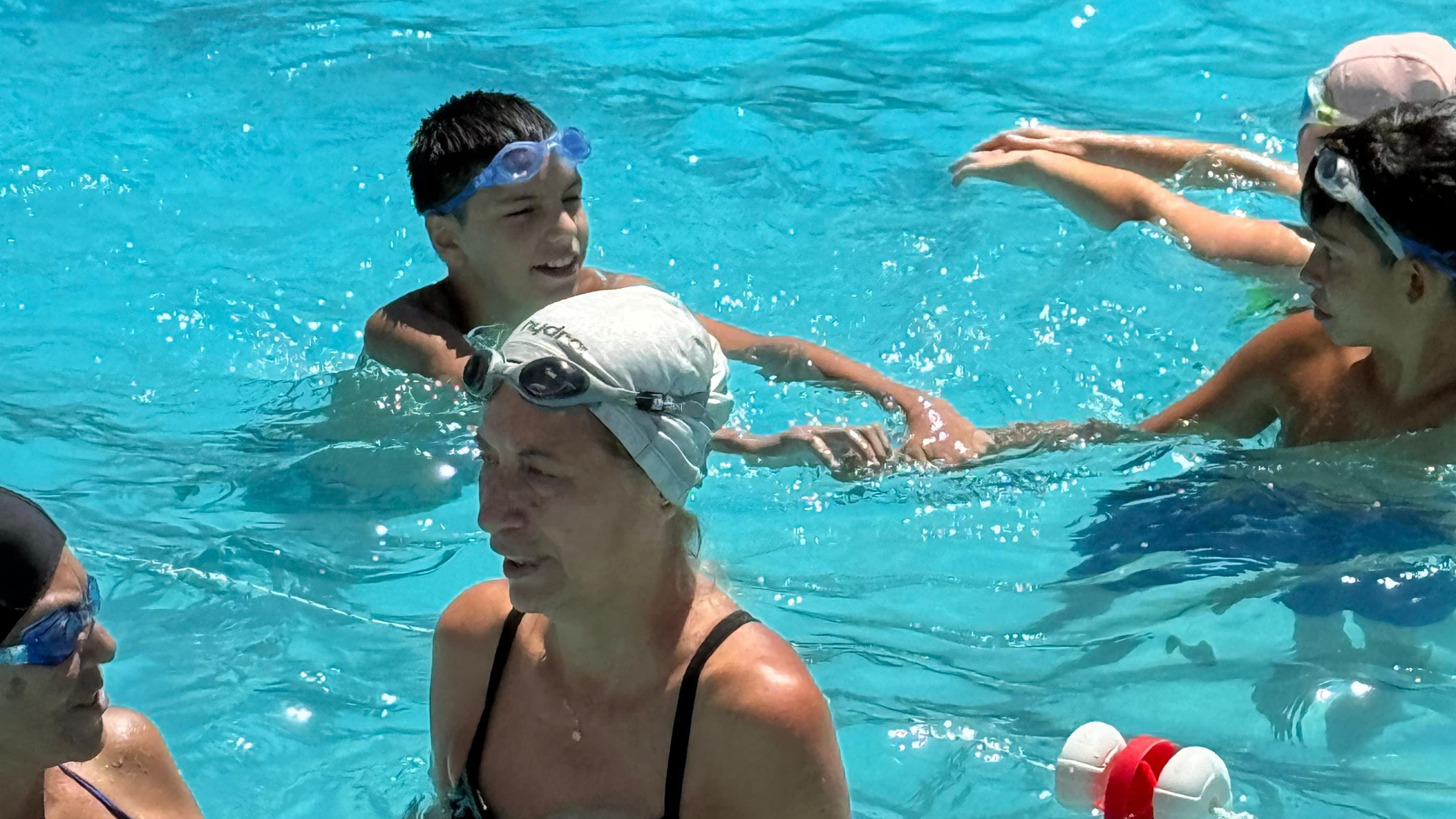 Los adultos mayores eligen las piletas de los polideportivos para pasar el verano 