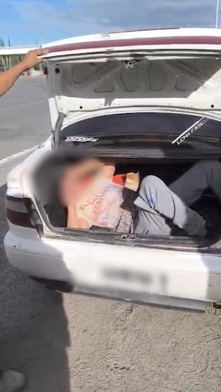 Viajaba oculto en el baúl de un auto y dijo que estaba durmiendo