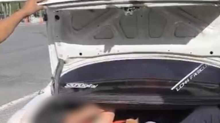 Viajaba oculto en el baúl de un auto y dijo que estaba durmiendo