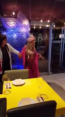 Beatriz Olave, bailando en su cumpleaños