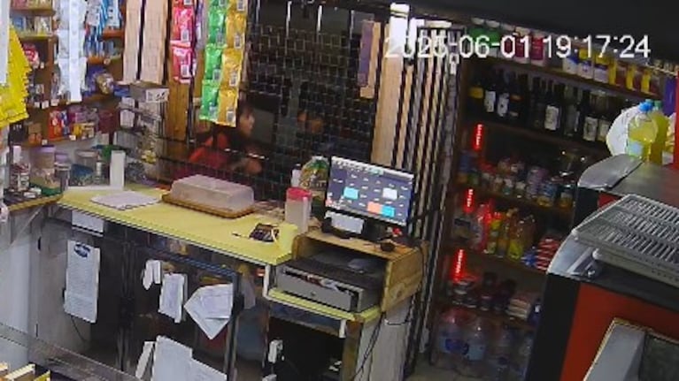 Compraba en un almacén, entró un ladrón y le arrebató el celular: el desesperante video