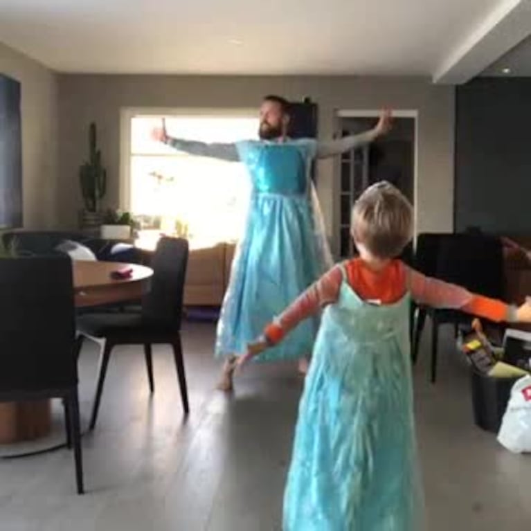 Frozen: Padre e hijo se disfrazaron de Elsa y bailaron "Let it go"