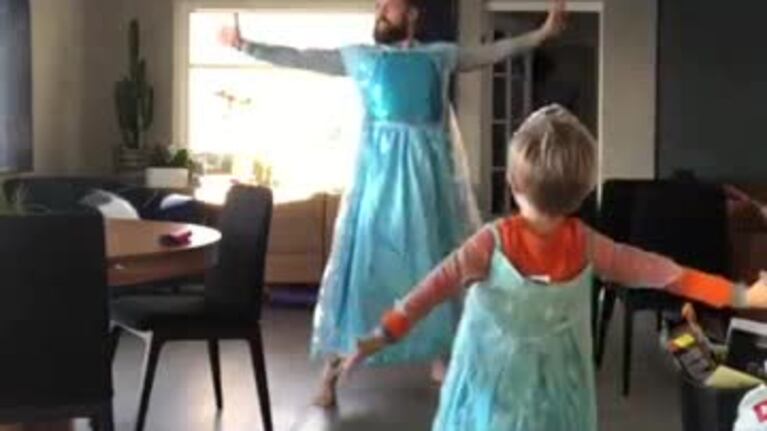 Frozen: Padre e hijo se disfrazaron de Elsa y bailaron "Let it go"