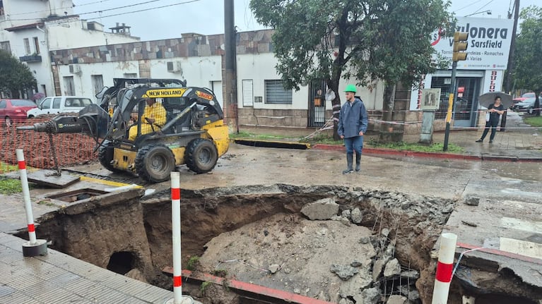 Terrible socavón en Córdoba por las lluvias