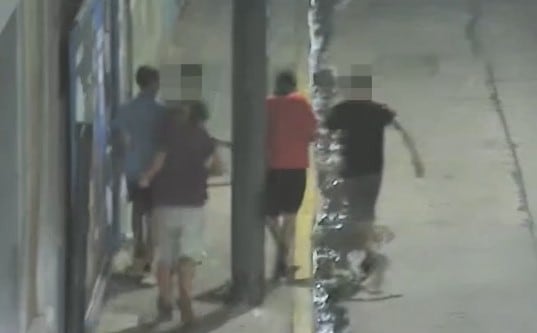 Cinco menores le pegaron y asaltaron a un joven que caminaba por barrio Güemes