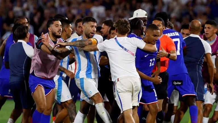 Piñas y empujones entre los jugadores franceses y argentinos en el final del partido en los Juegos Olímpicos