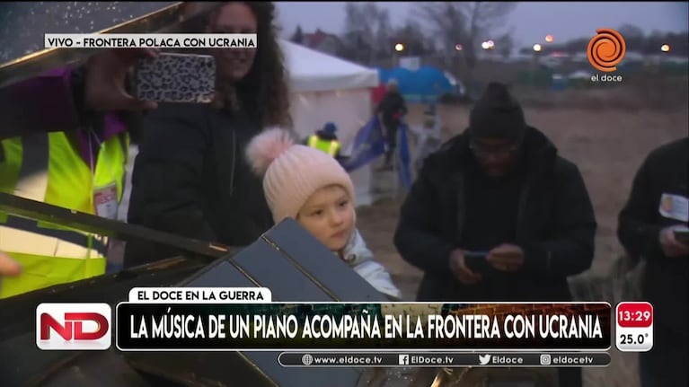 El pianista de la frontera: su conmovedor gesto para los niños refugiados