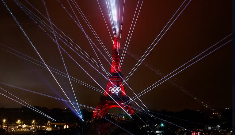 El impactante juego de luces de la Torre Eiffel en el cierre de la apertura de los Juegos Olímpicos