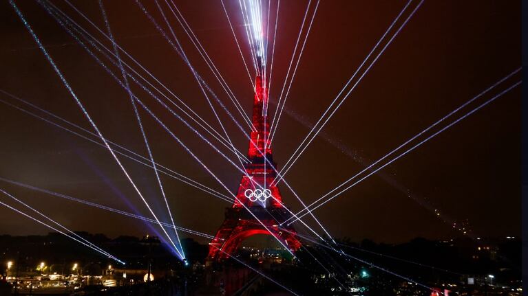El impactante juego de luces de la Torre Eiffel en el cierre de la apertura de los Juegos Olímpicos