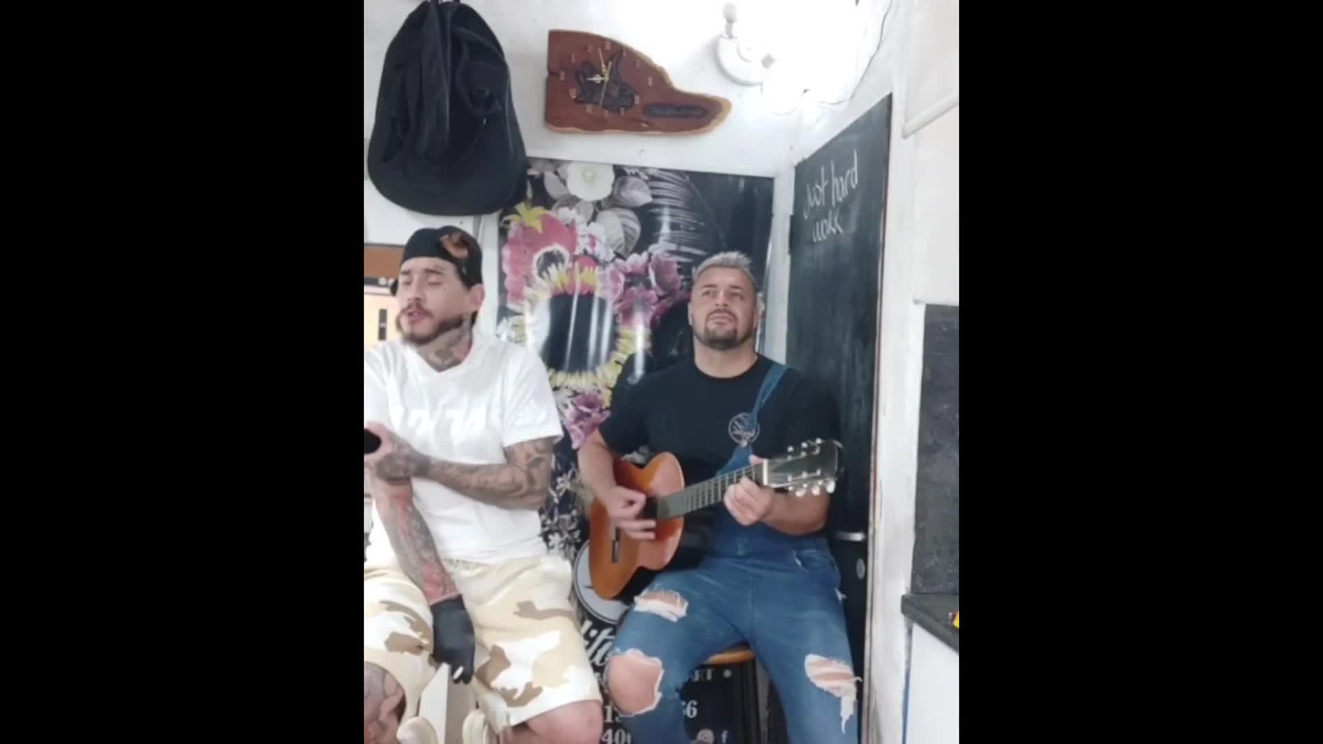 Ulises Bueno cantó con su tatuador