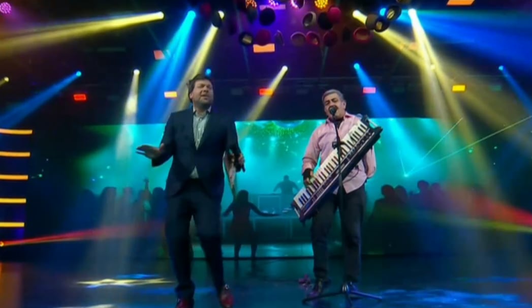 Buenas Noches Familia: le falta un brazo, tiene dos dedos y sorprendió con su talento en el teclado