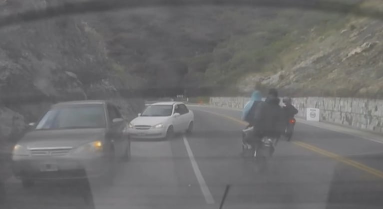 La demencial maniobra de dos motos en el Camino del Cuadrado