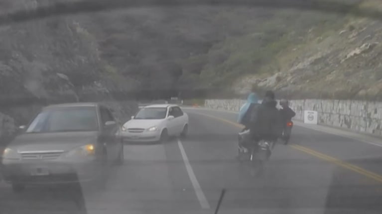 La demencial maniobra de dos motos en el Camino del Cuadrado