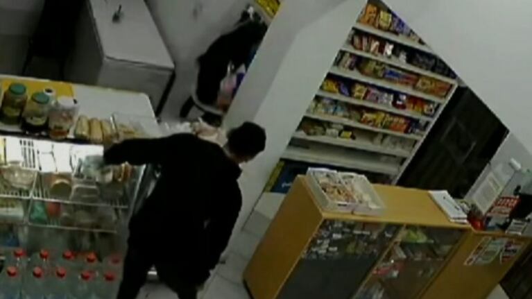 El “sátiro del fernet” volvió a atacar: fingió un golpe, distrajo a la empleada y robó en un kiosco