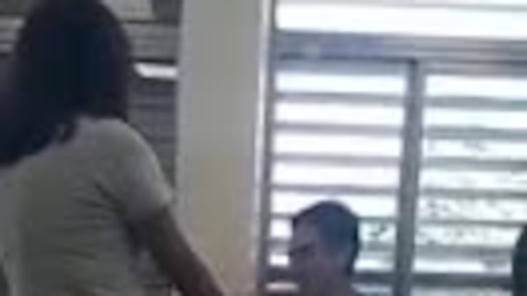 La invitó a celebrar el Día de los Enamorados en medio de una clase