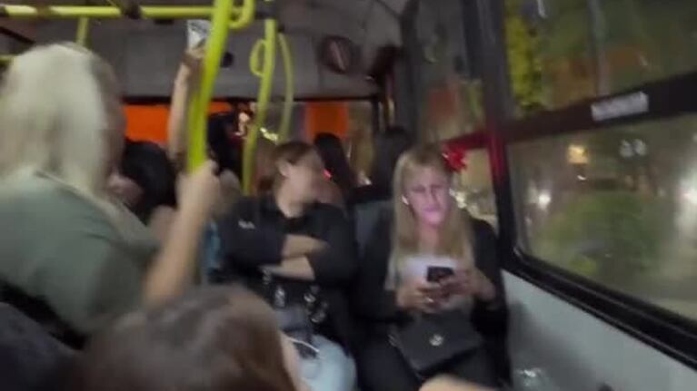 Fans de Chayanne cantaron en el colectivo