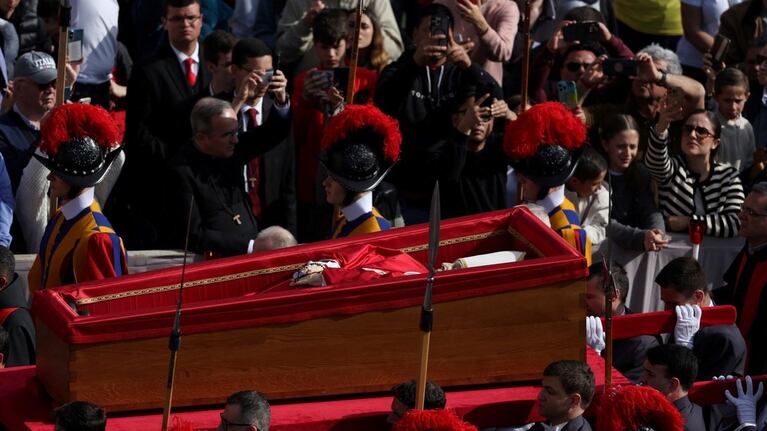 La procesión del féretro del papa Francisco hasta la Basílica de San Pedro
