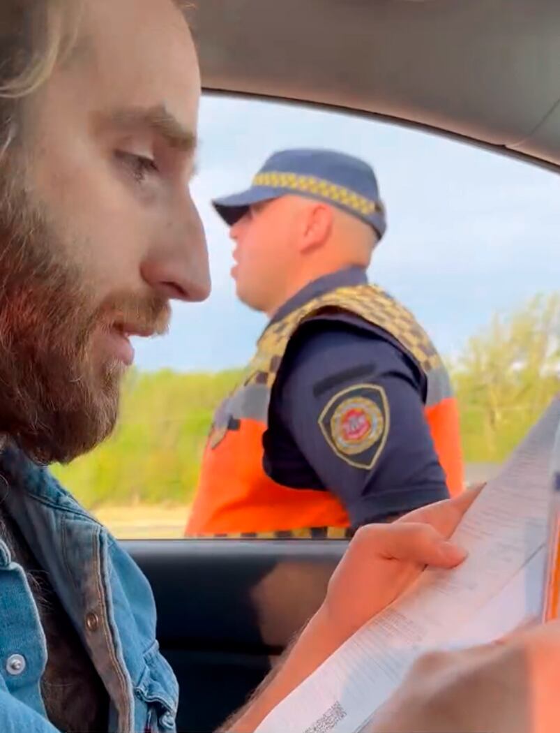 La bronca del conductor multado cuando su pareja amamantaba al bebé