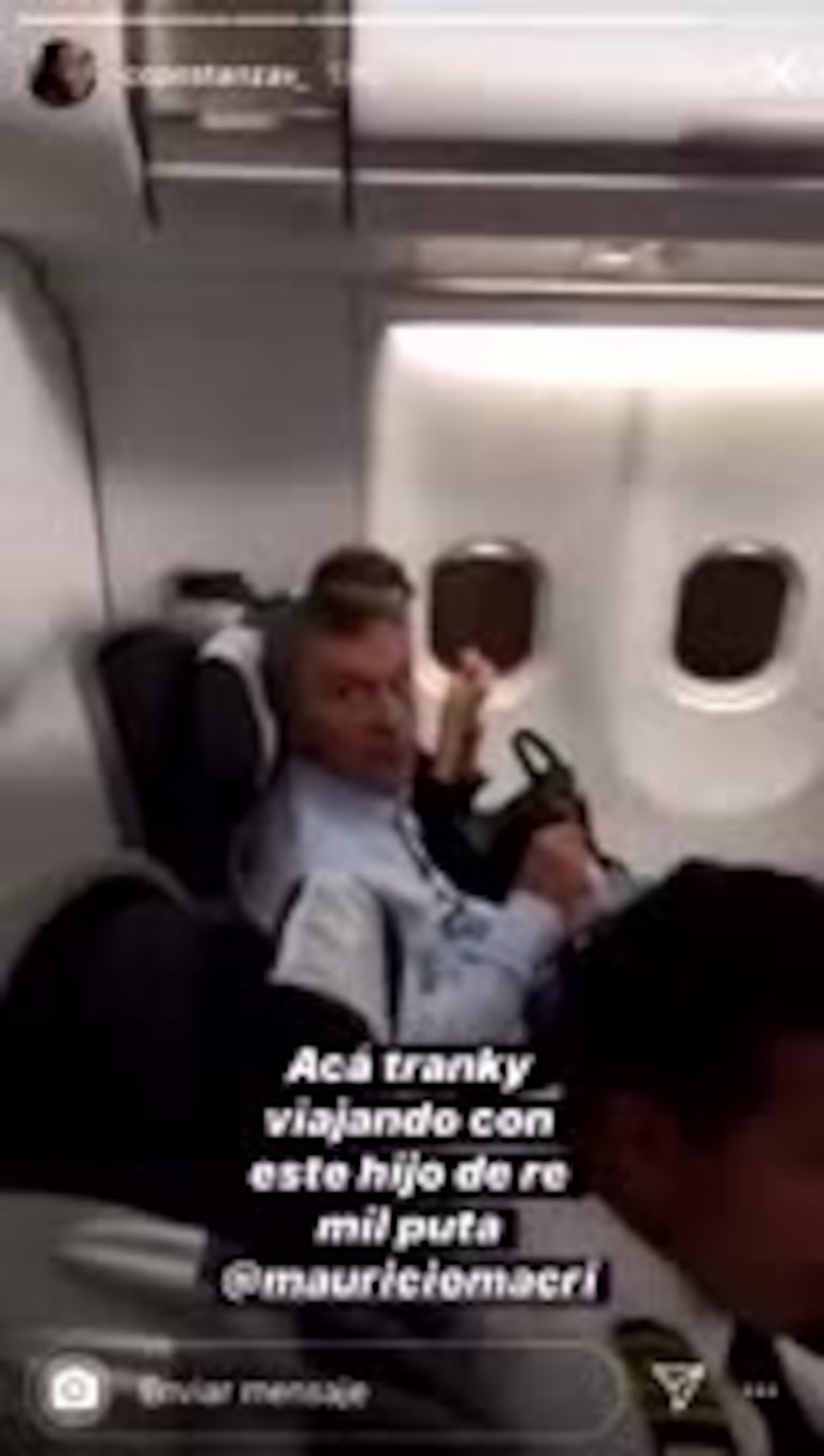 Escracharon a Mauricio Macri en un avión