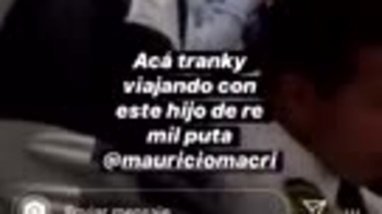 Escracharon a Mauricio Macri en un avión