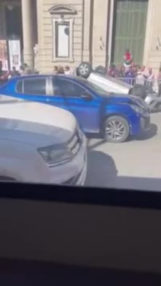 Un auto se dio vuelta frente al Patio Olmos