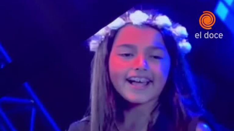 Emanero hizo subir a mini fans al escenario