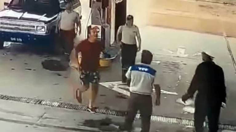 Video: tenía la oblea vencida, no le cargaron gas y atacó a puñetes al playero