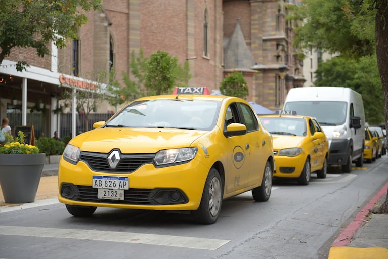 Movilización de taxis y remises complica el tránsito en el centro