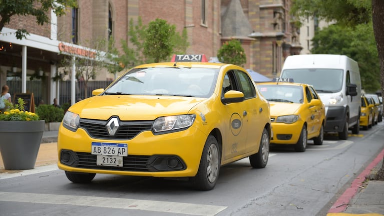 Movilización de taxis y remises complica el tránsito en el centro