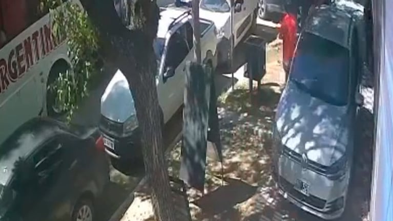 Circuló con el auto por la vereda para evitar el embotellamiento en Córdoba y todo quedó filmado